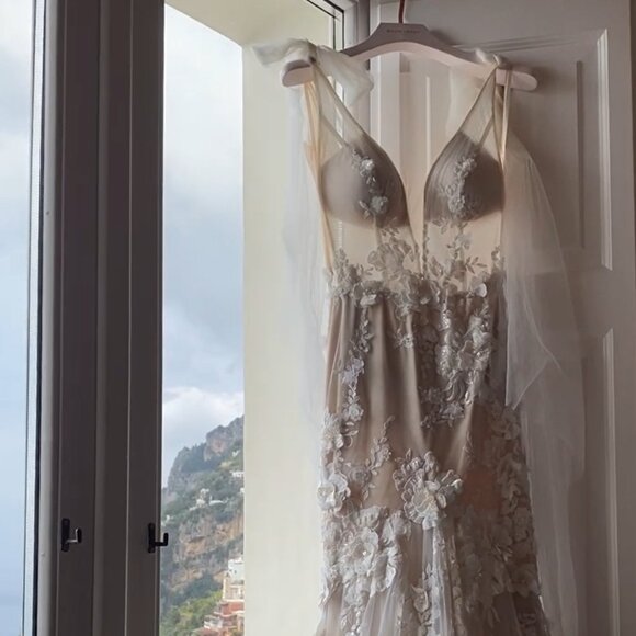 Stunning Galia Lahav Gala 104 Wedding Gown - Picture 5 of 7